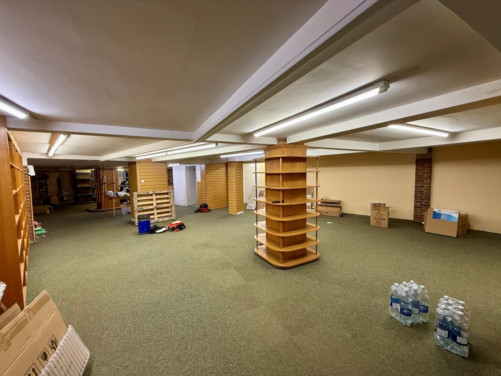 Lot: 27 - VACANT COMMERCIAL AND RESIDENTIAL PROPERTY - Shop floor one